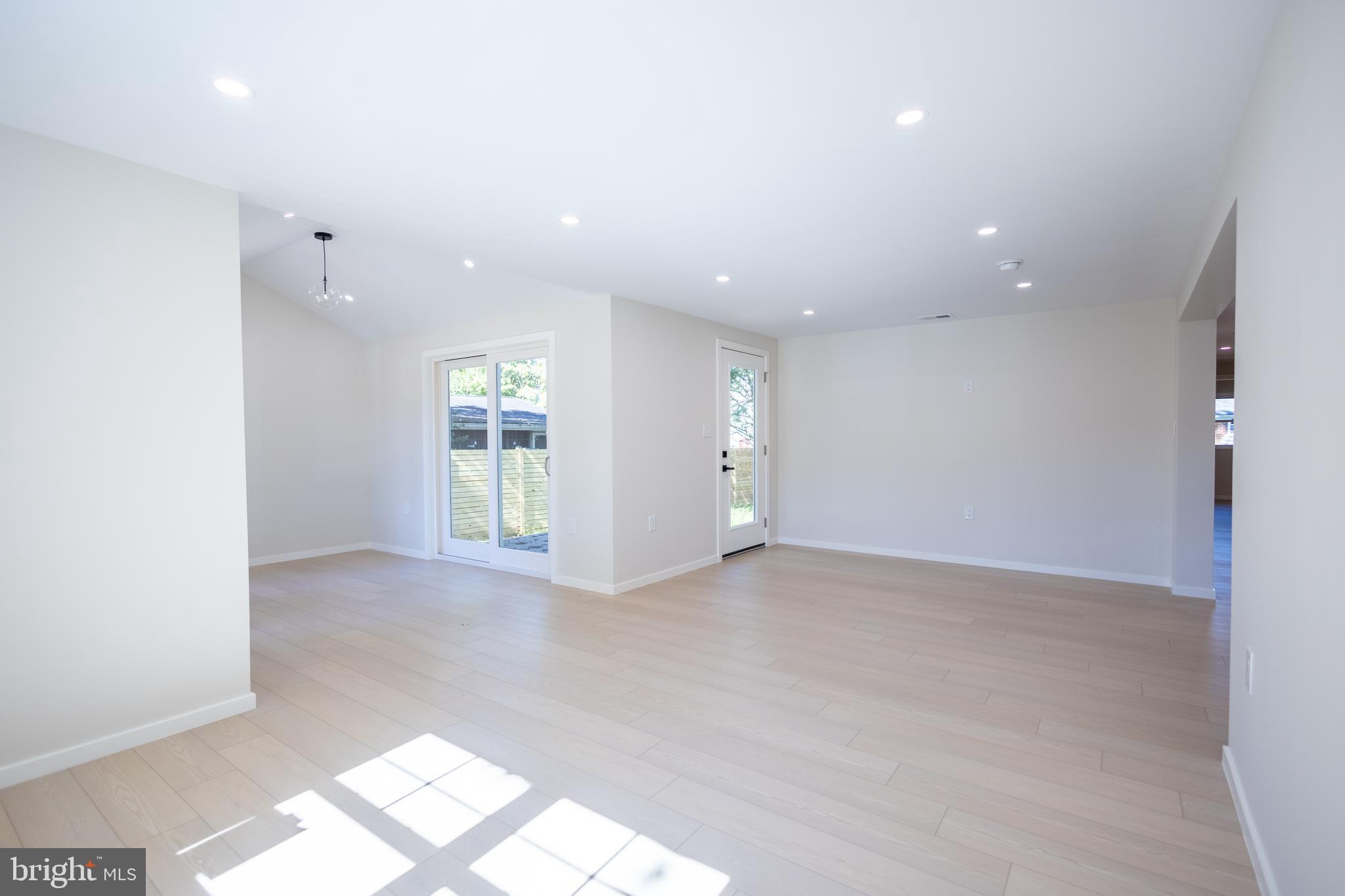 EDGEWATER - Residential Lease