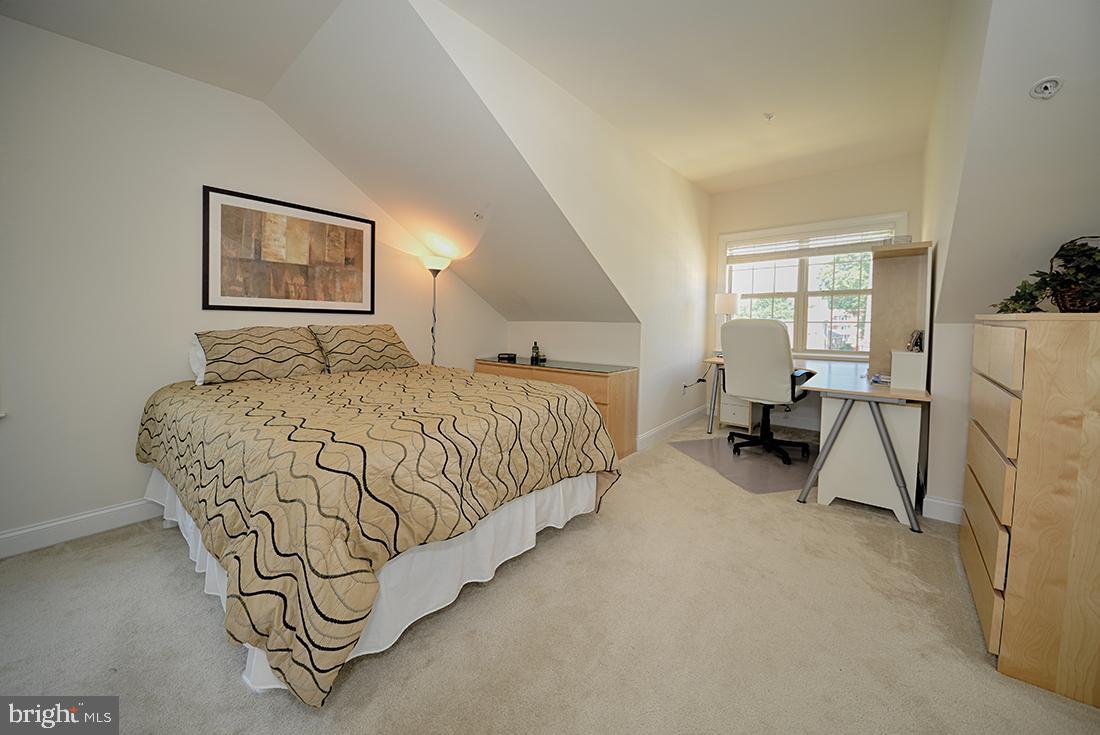 BUCKINGHAM COMMONS - Residential Lease