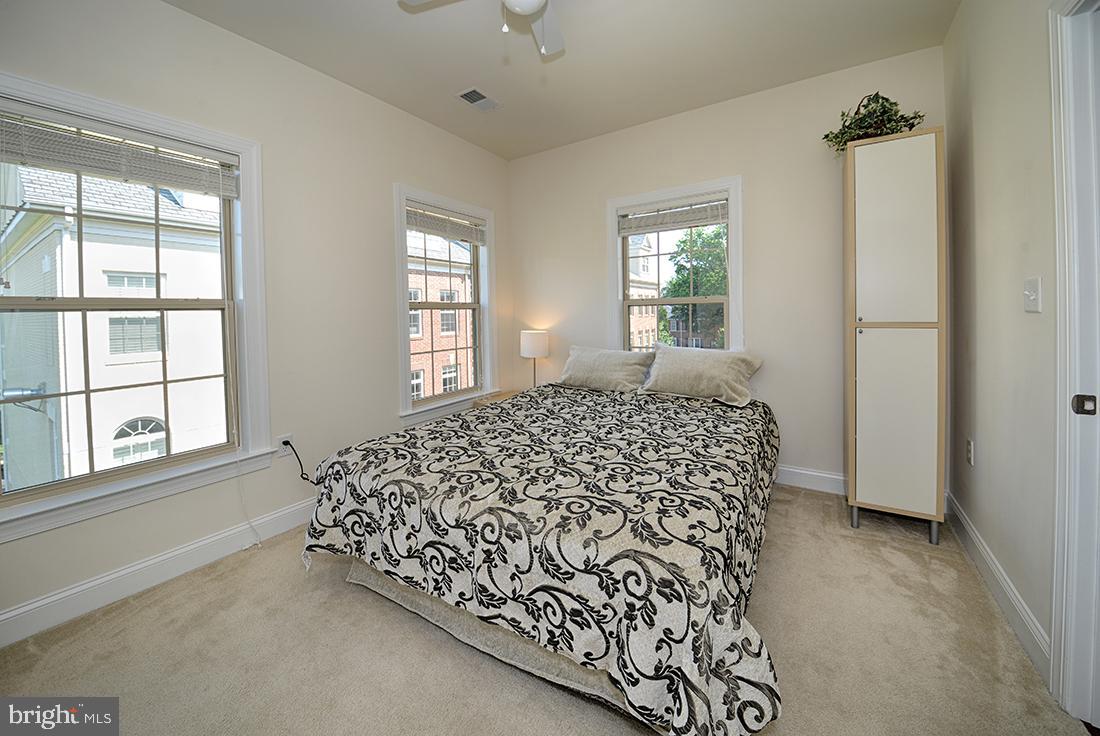 BUCKINGHAM COMMONS - Residential Lease