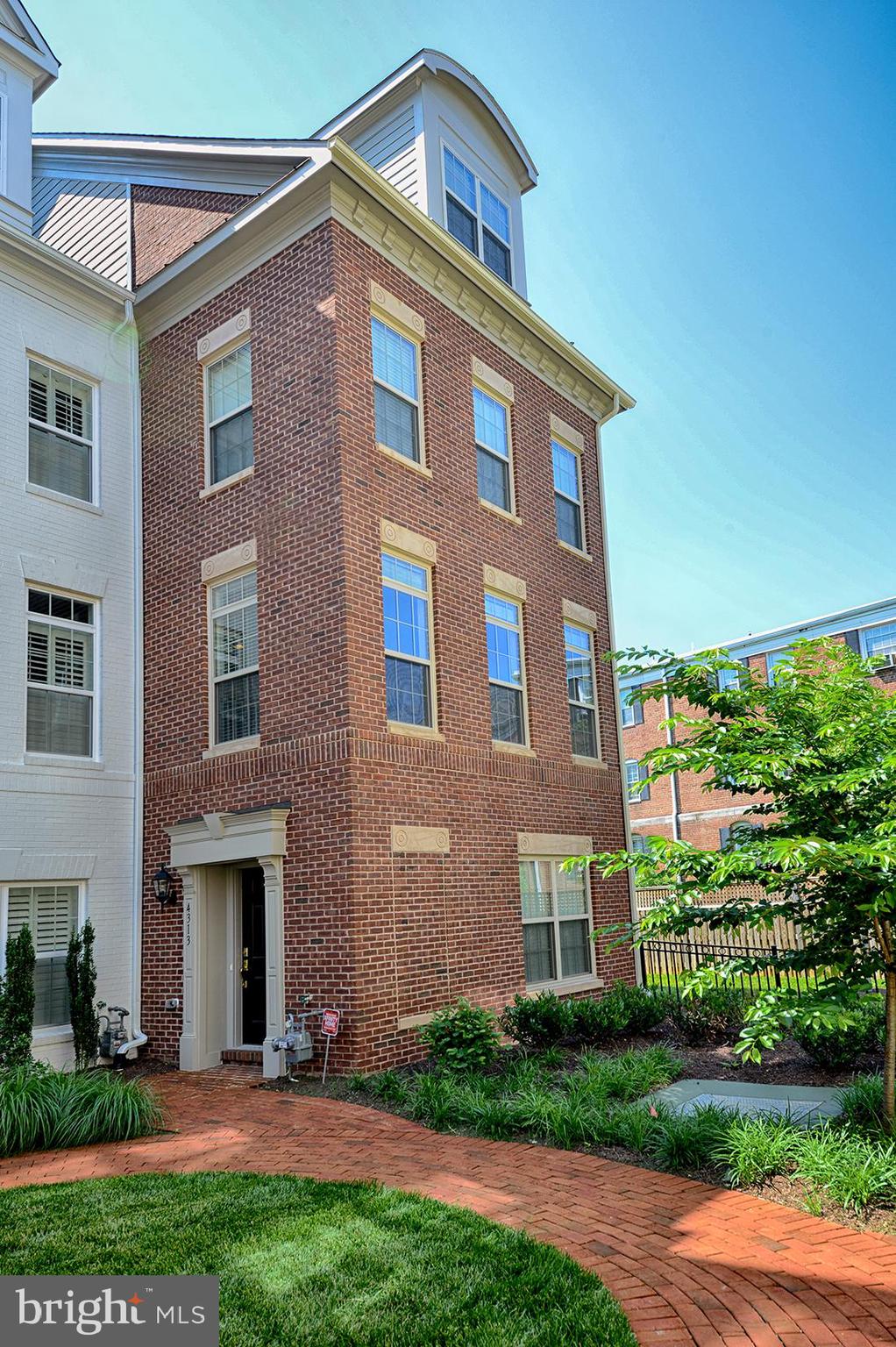 BUCKINGHAM COMMONS - Residential Lease