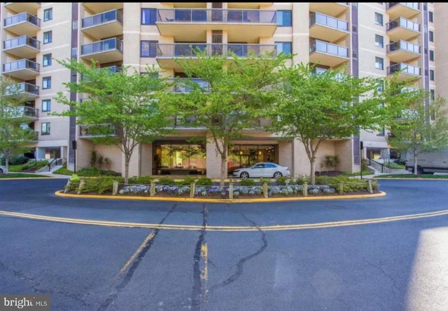 Airy and bright, wood floors through out. washer and dryer in the unit, spacious balcony overlooking nice view. ALL UTILITIES INCLUDED. community indoor and outdoor pool, social room, secured gated community.