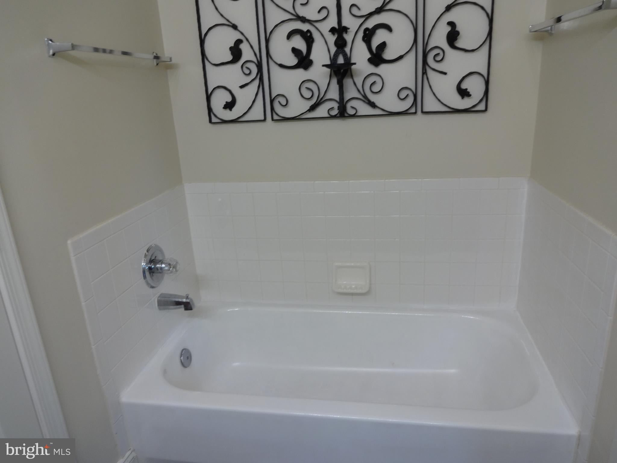 FAIR LAKES LAND BAY - Residential Lease