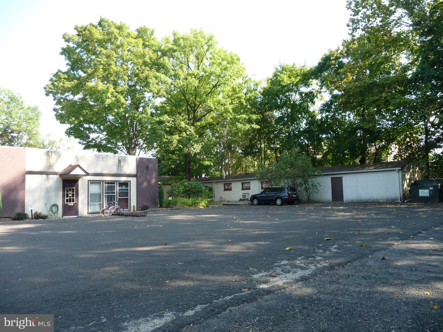 FLOURTOWN - Commercial Sale