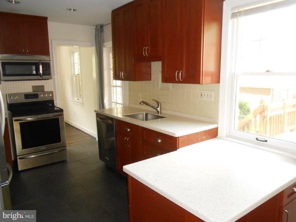 WOODSIDE KNOLLS - Residential Lease