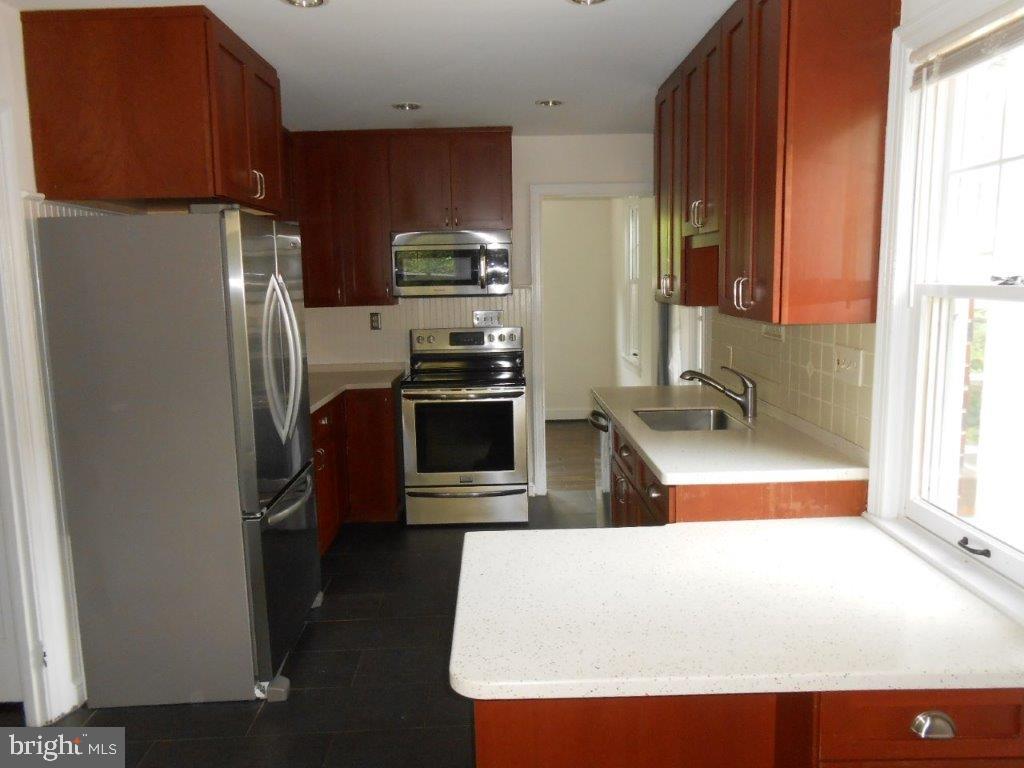 WOODSIDE KNOLLS - Residential Lease