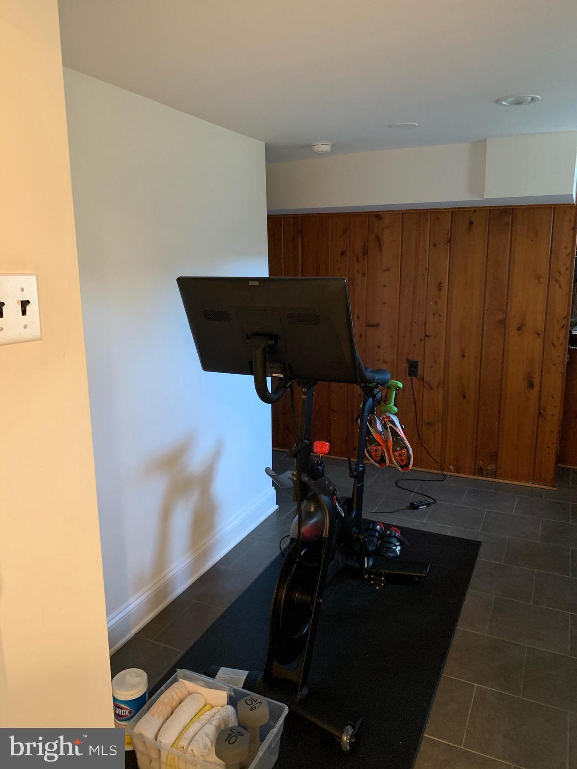 WOODSIDE KNOLLS - Residential Lease