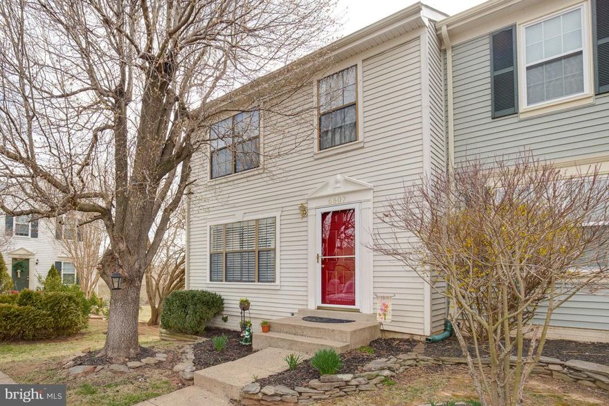 Attractive & spacious end unit townhome located in Historic Haymarket /convenient commuter access where you can enjoy family life to the fullest + a host of features- 3 finished levels, walk out lower level/ fireplace-could be an in-law apt /access to fenced yard 3BR 3.5BA hardwood floors on the main level, granite counter top in Kitchen deck/views of the common area.  Furnace is  4 years young!