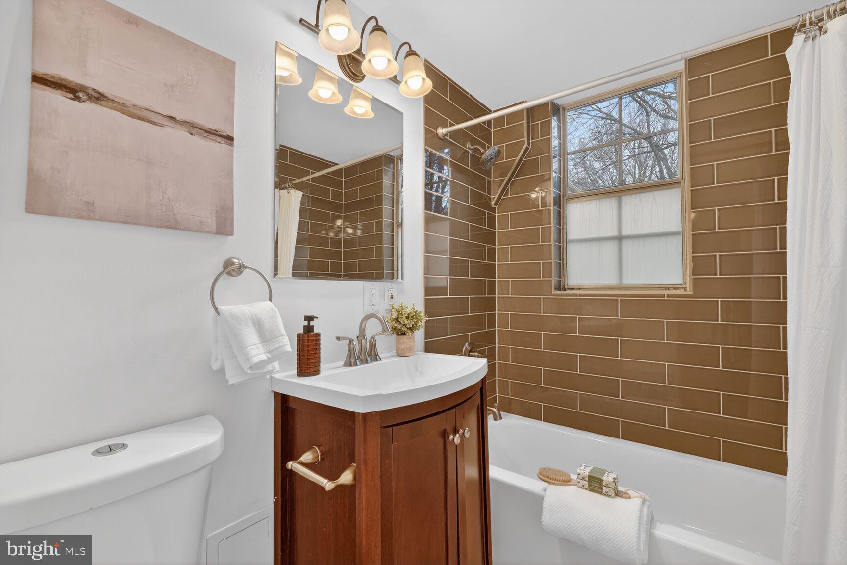 COLONIAL VILLAGE - Residential