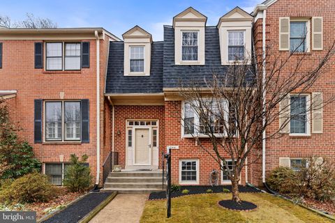 Townhouse For Sale - 10441 Carriagepark Court<br/> FAIRFAX, VA 22032
