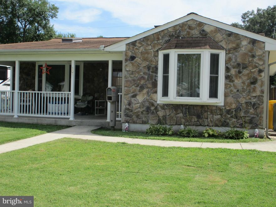 One level living at it's best Over 1700 sq ft.  Country kitchen, 4 bedrooms, 2 full baths, extra large family room.  Off street parking, completely fenced back yard. Located on quiet side street convenient to major routes.