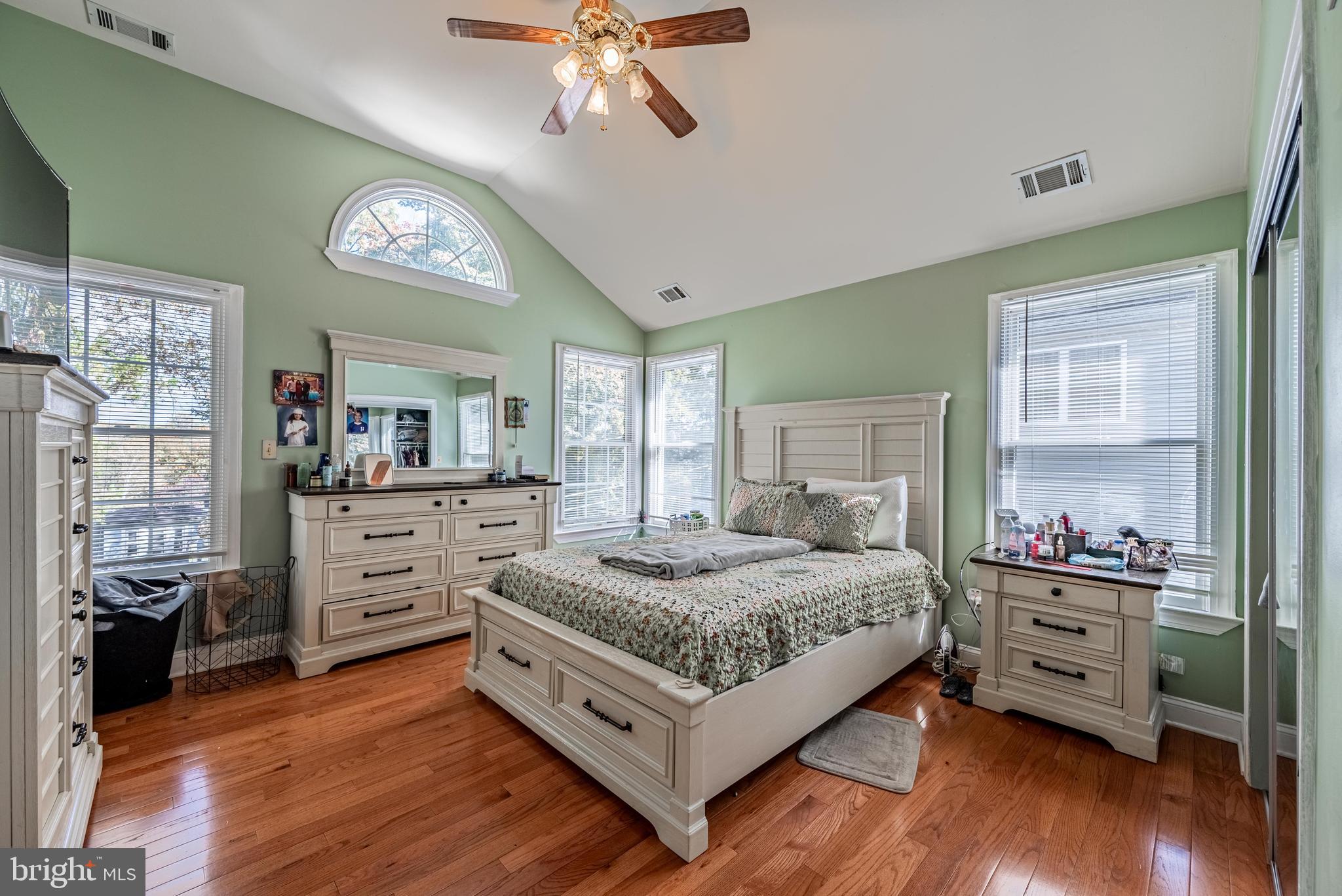 LARCHMONT - Residential