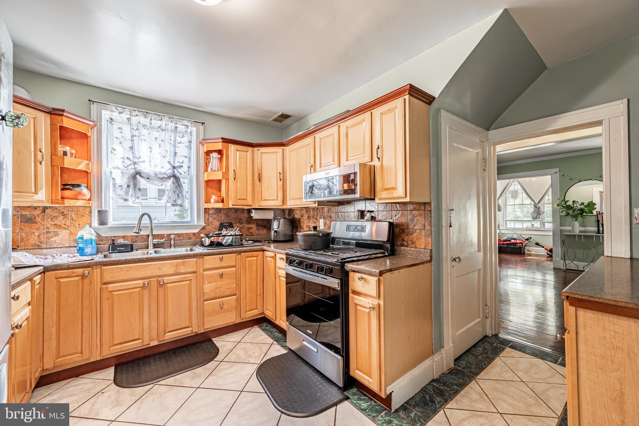 LARCHMONT - Residential