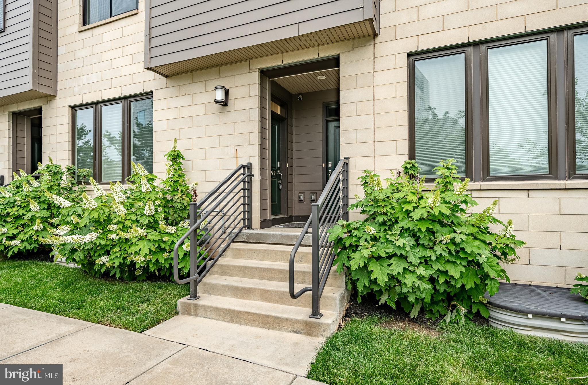 1009 LAKEVIEW COURT 1009