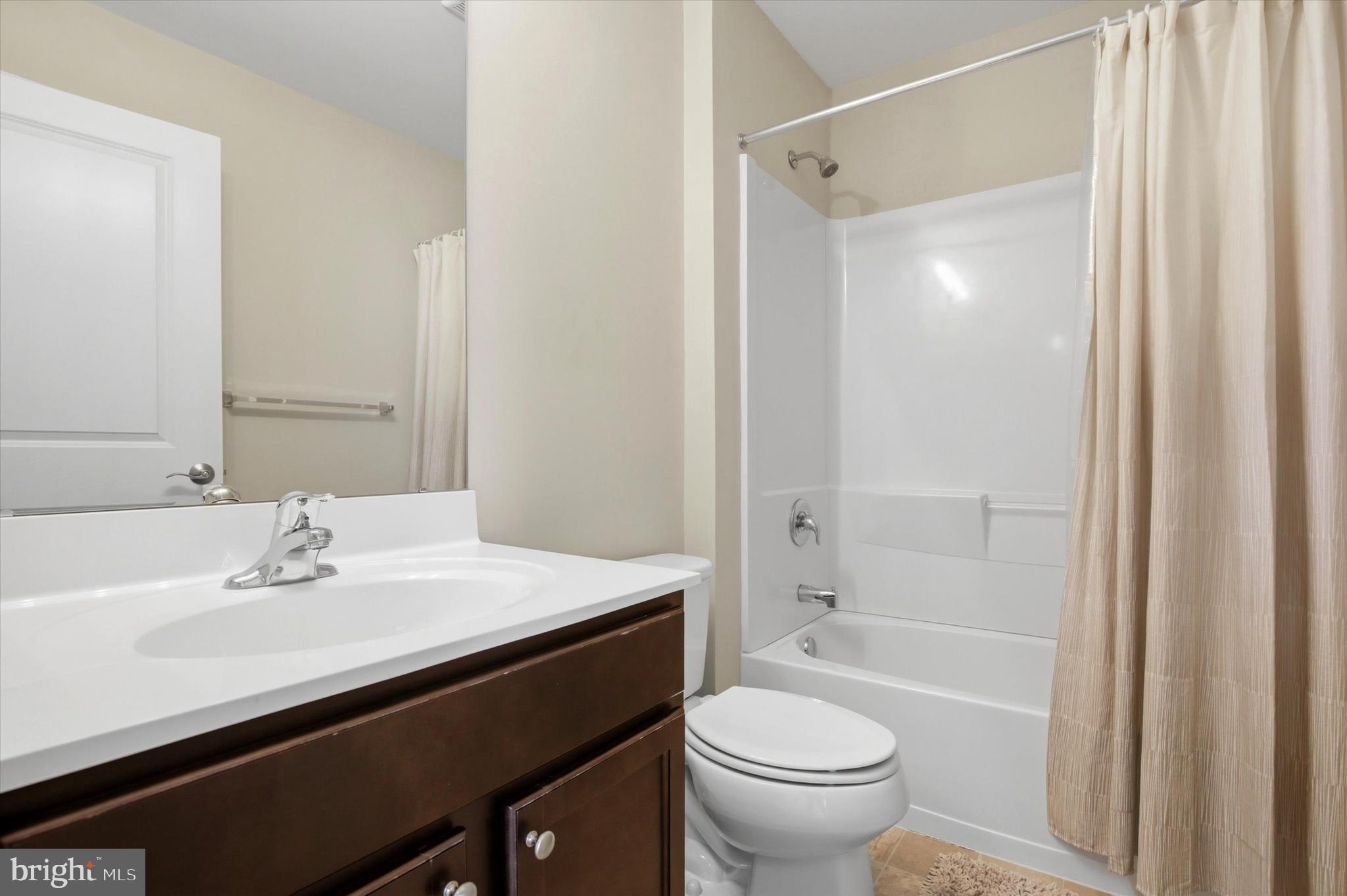 VILL AT COUNTRY VIEW - Residential