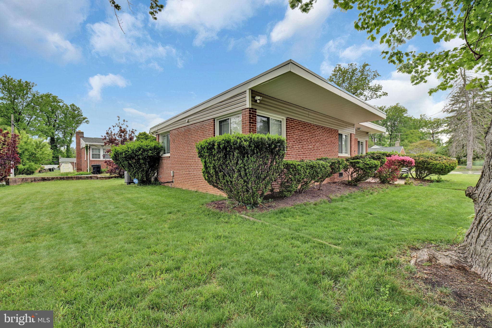LESLIE MANOR - Residential