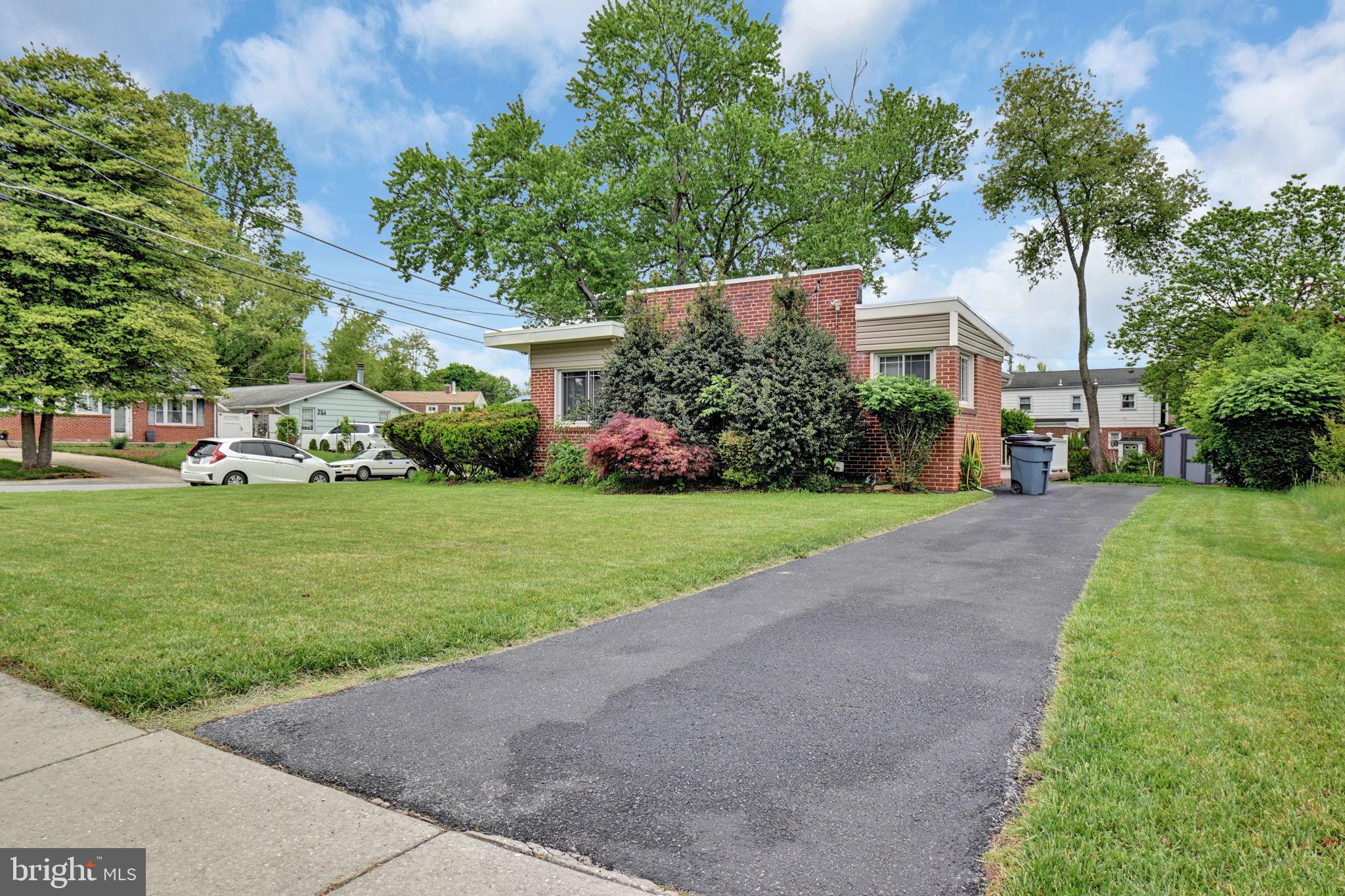 LESLIE MANOR - Residential