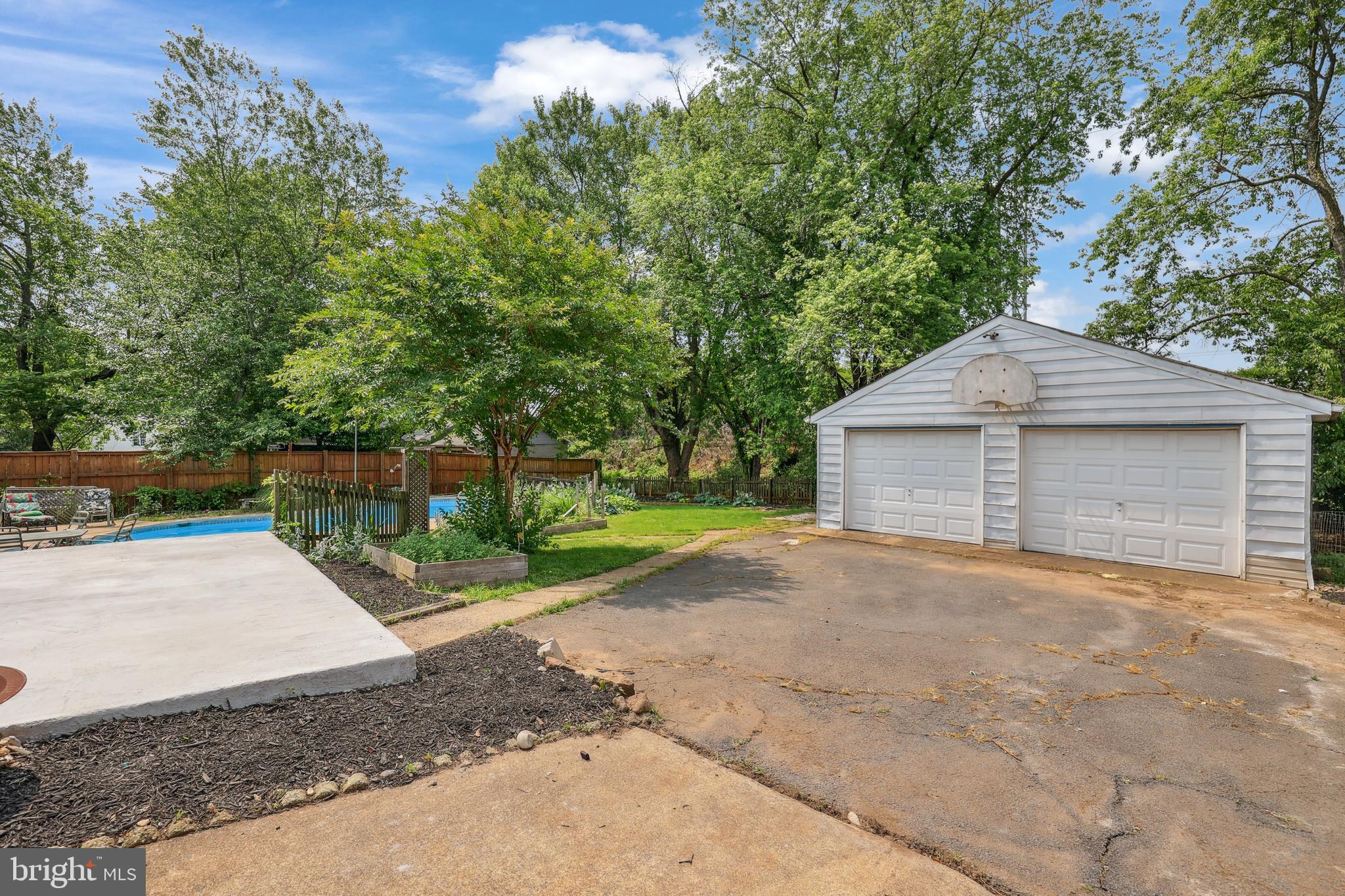 702 WILLIAMSBURG ROAD