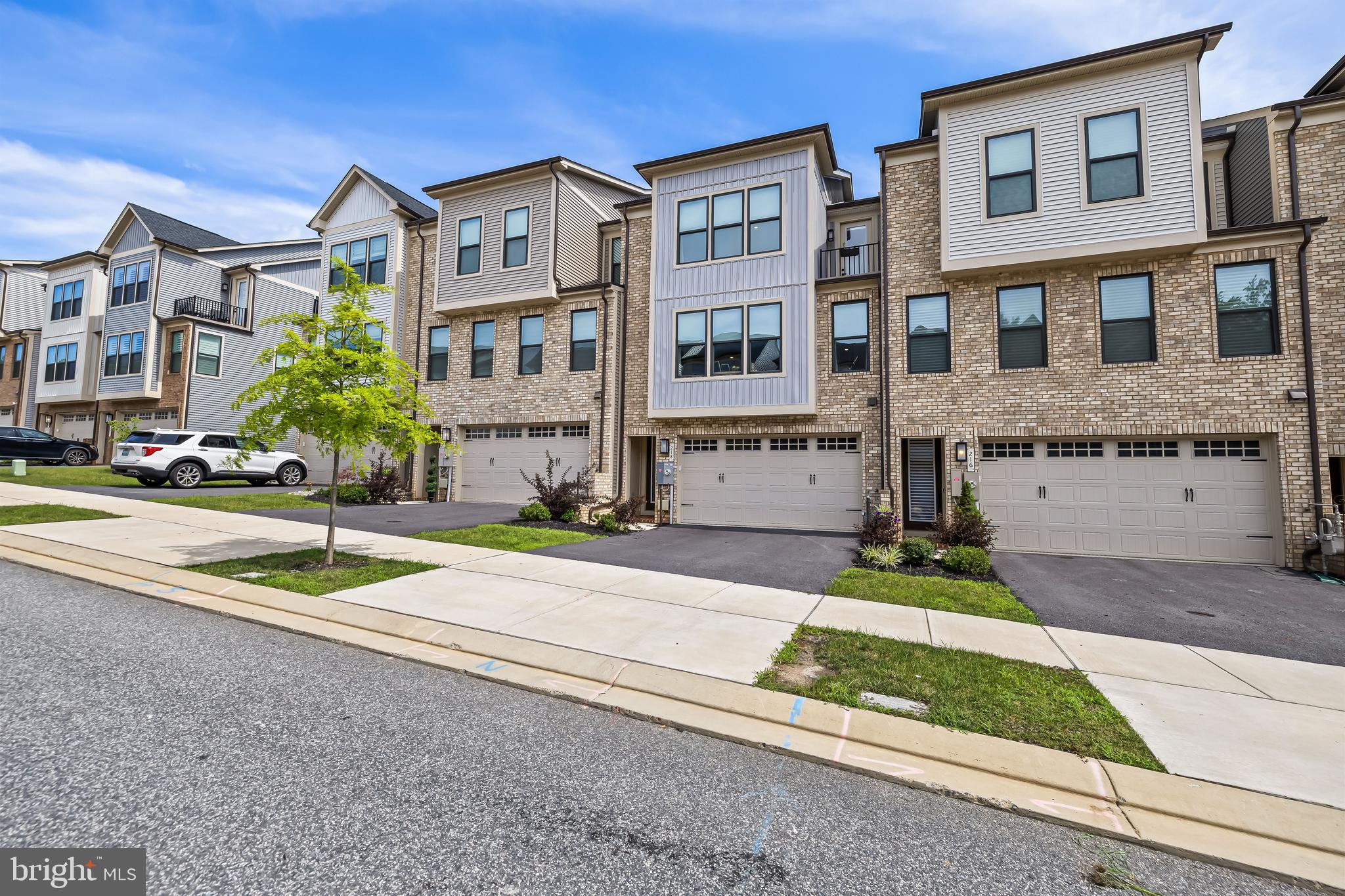 218 HICKORY HOLLOW COURT