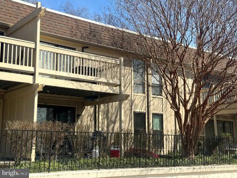 Condo For Sale - 5772 Rexford Court<br/> SPRINGFIELD, VA 22152