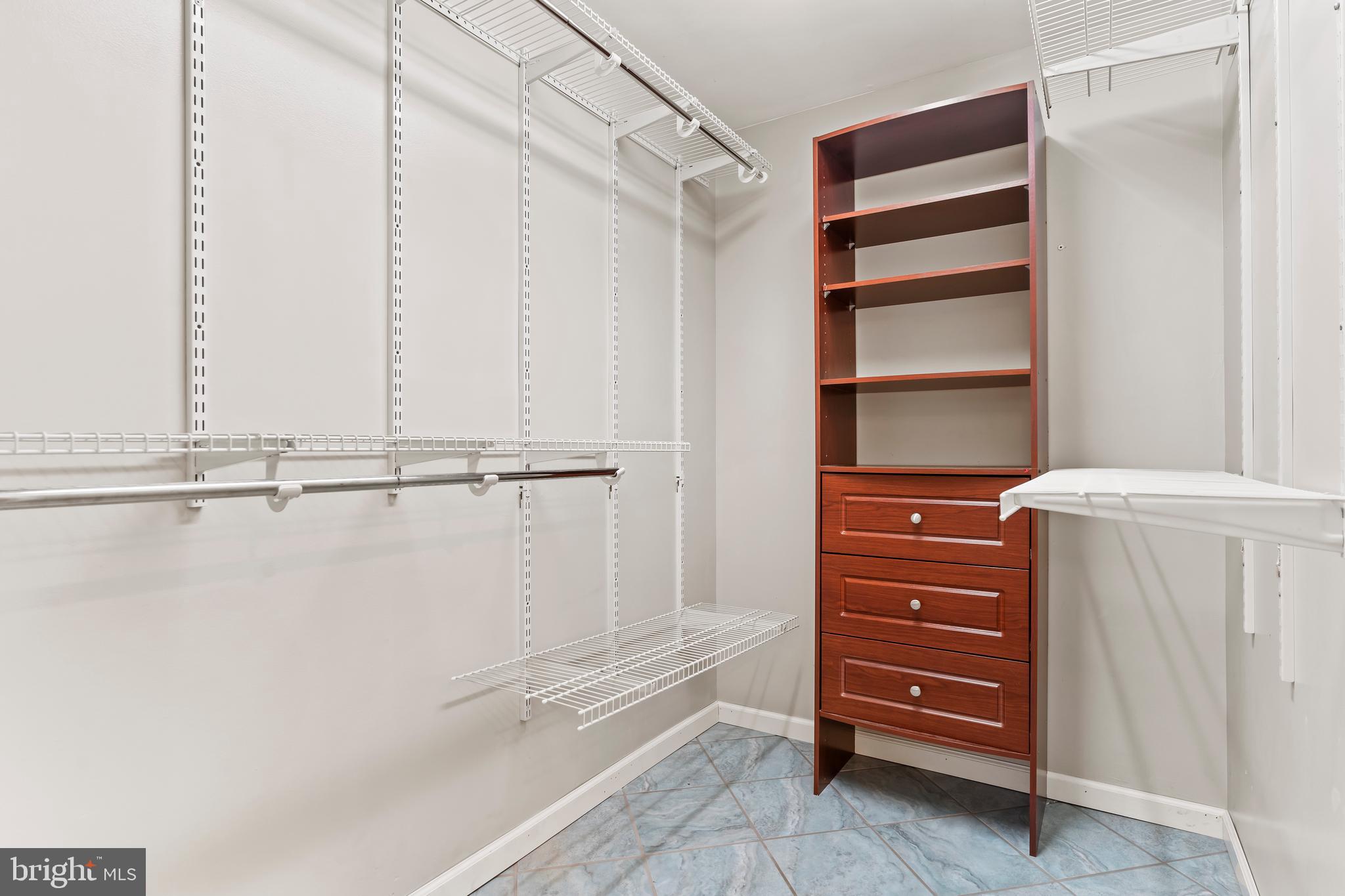 WESTBURY - Residential