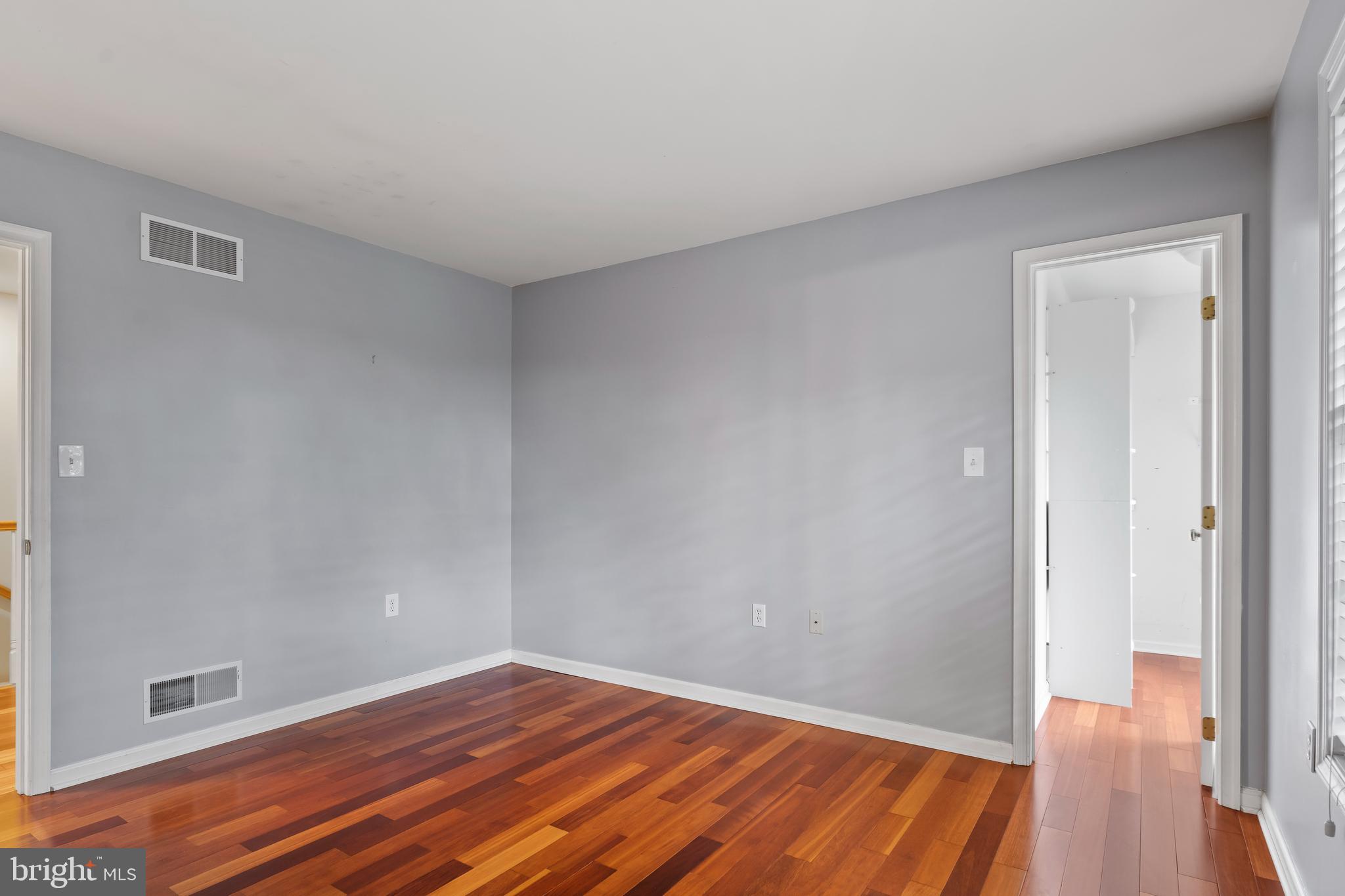 WESTBURY - Residential