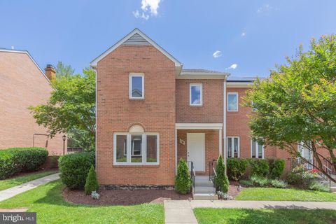 Photo of 16 Rockcrest Circle, ROCKVILLE, MD 20851 (MLS # MDMC2237024)