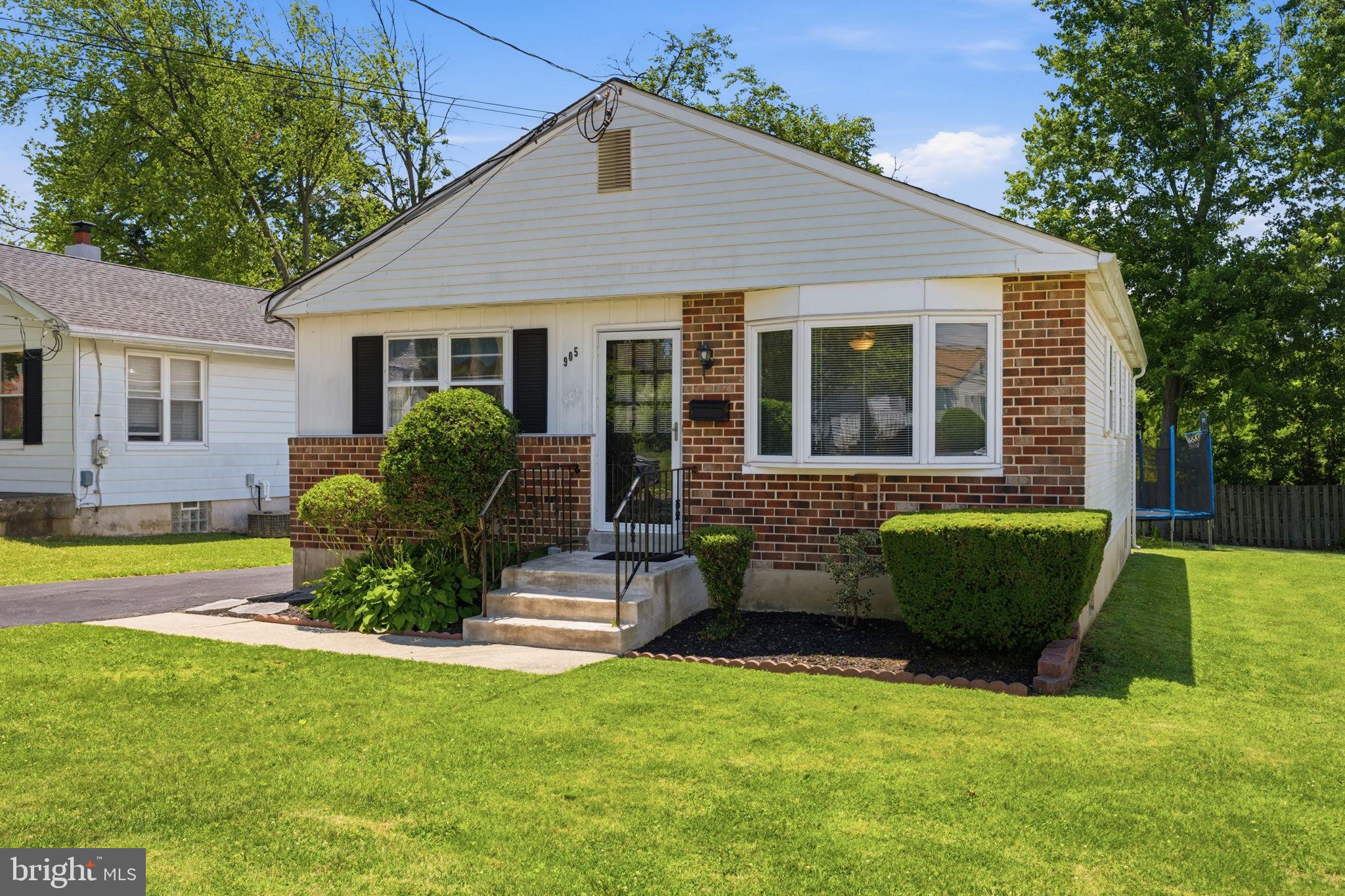 905 AMOSLAND ROAD