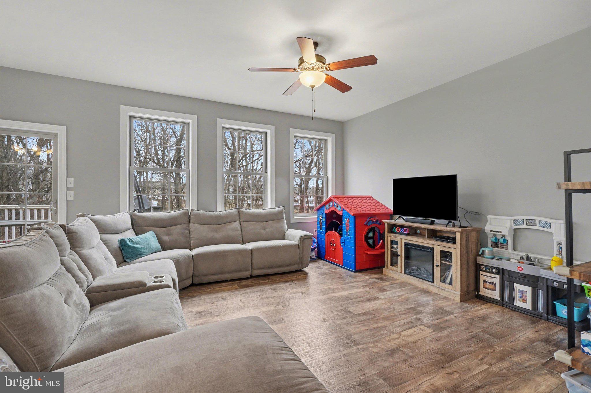 WOODLAND HILLS - Residential