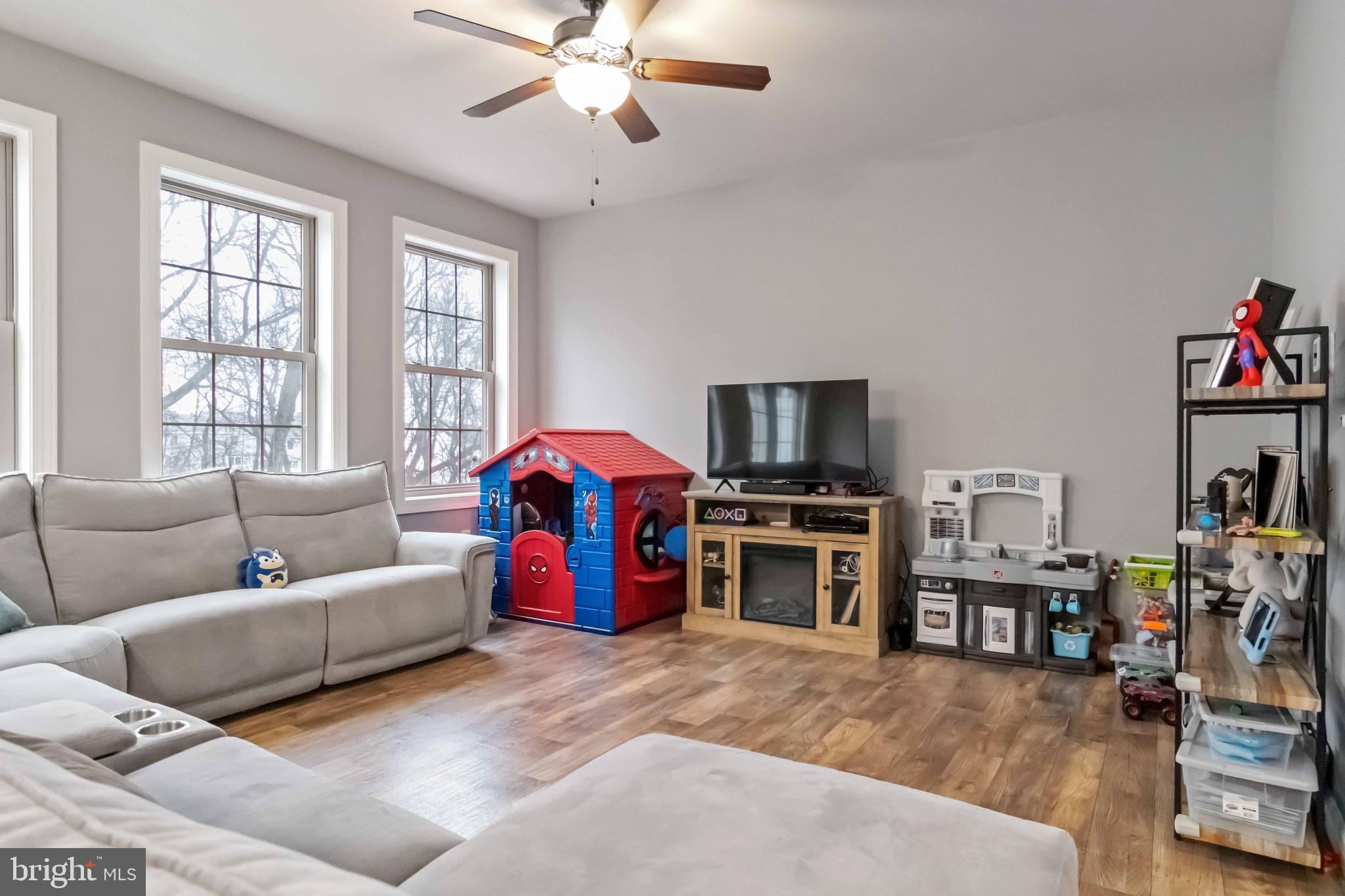 WOODLAND HILLS - Residential