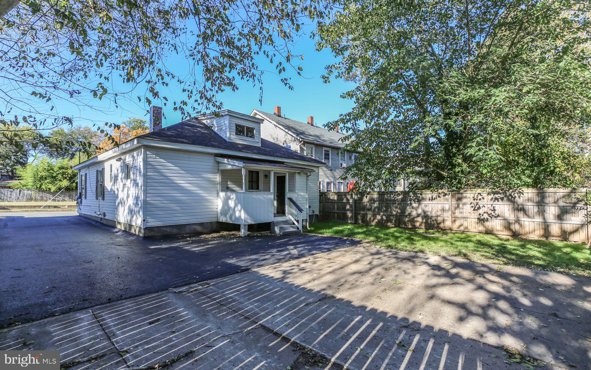 DARBYTOWN - Commercial Sale