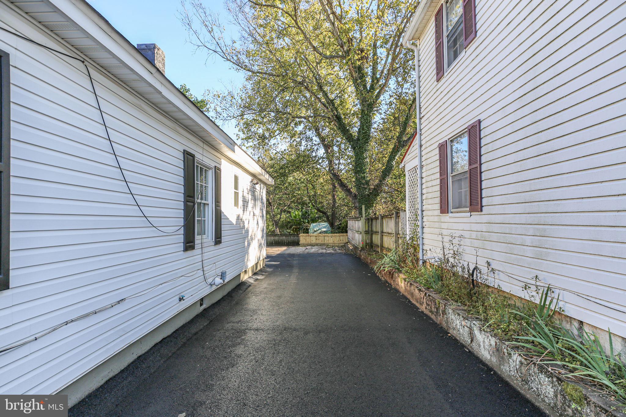 DARBYTOWN - Commercial Sale