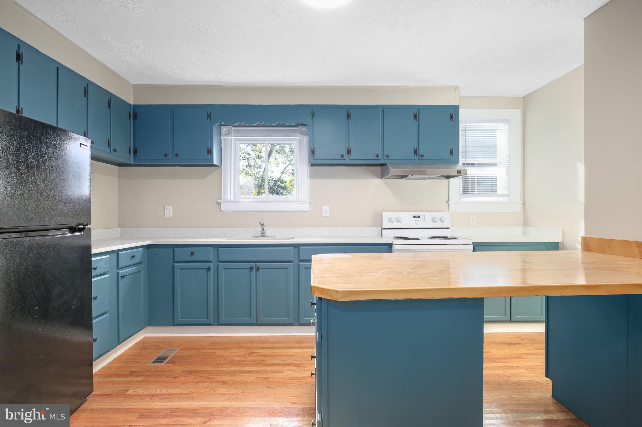 DARBYTOWN - Commercial Sale