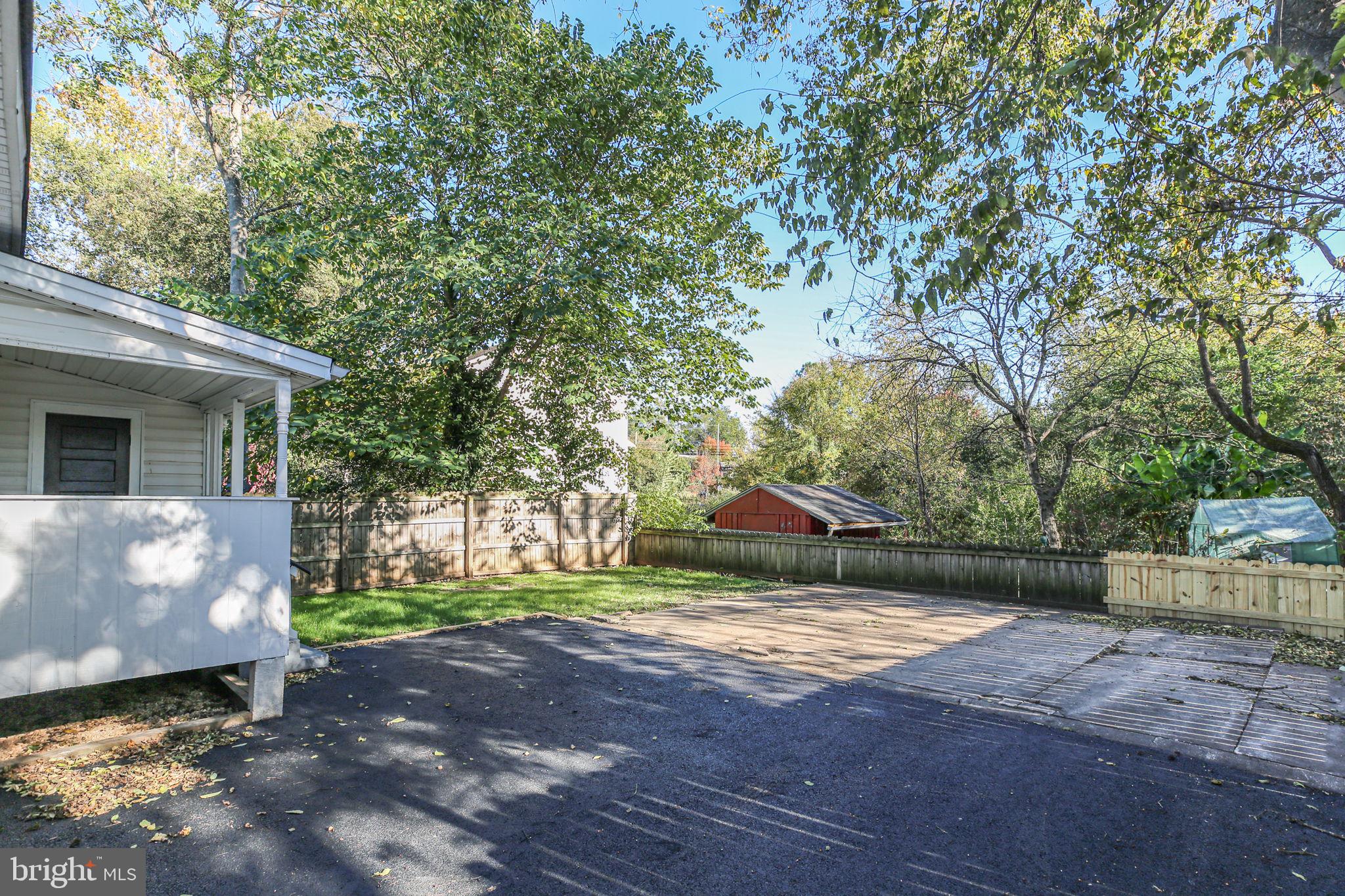 DARBYTOWN - Commercial Sale