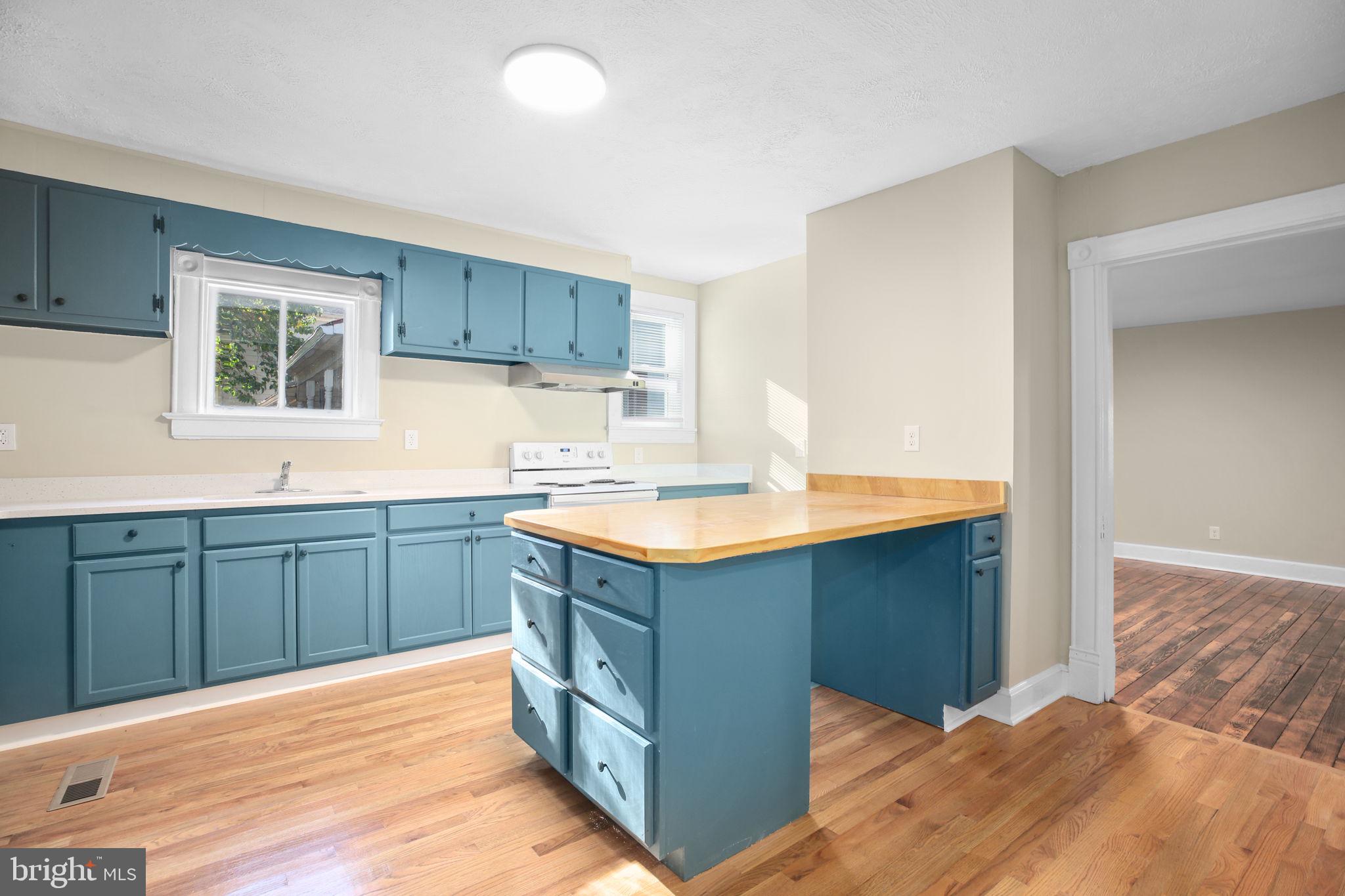 DARBYTOWN - Commercial Sale