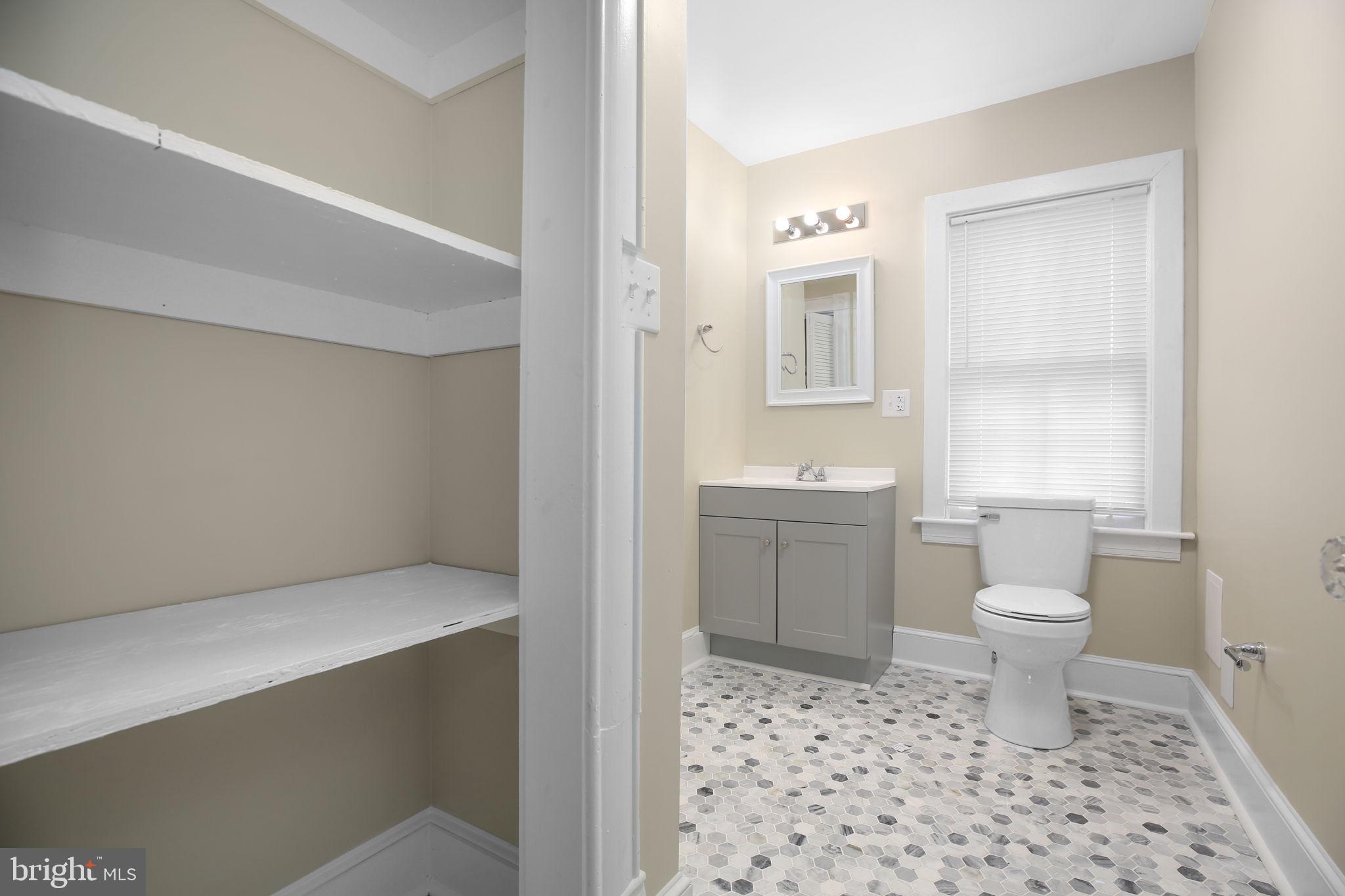 DARBYTOWN - Commercial Sale