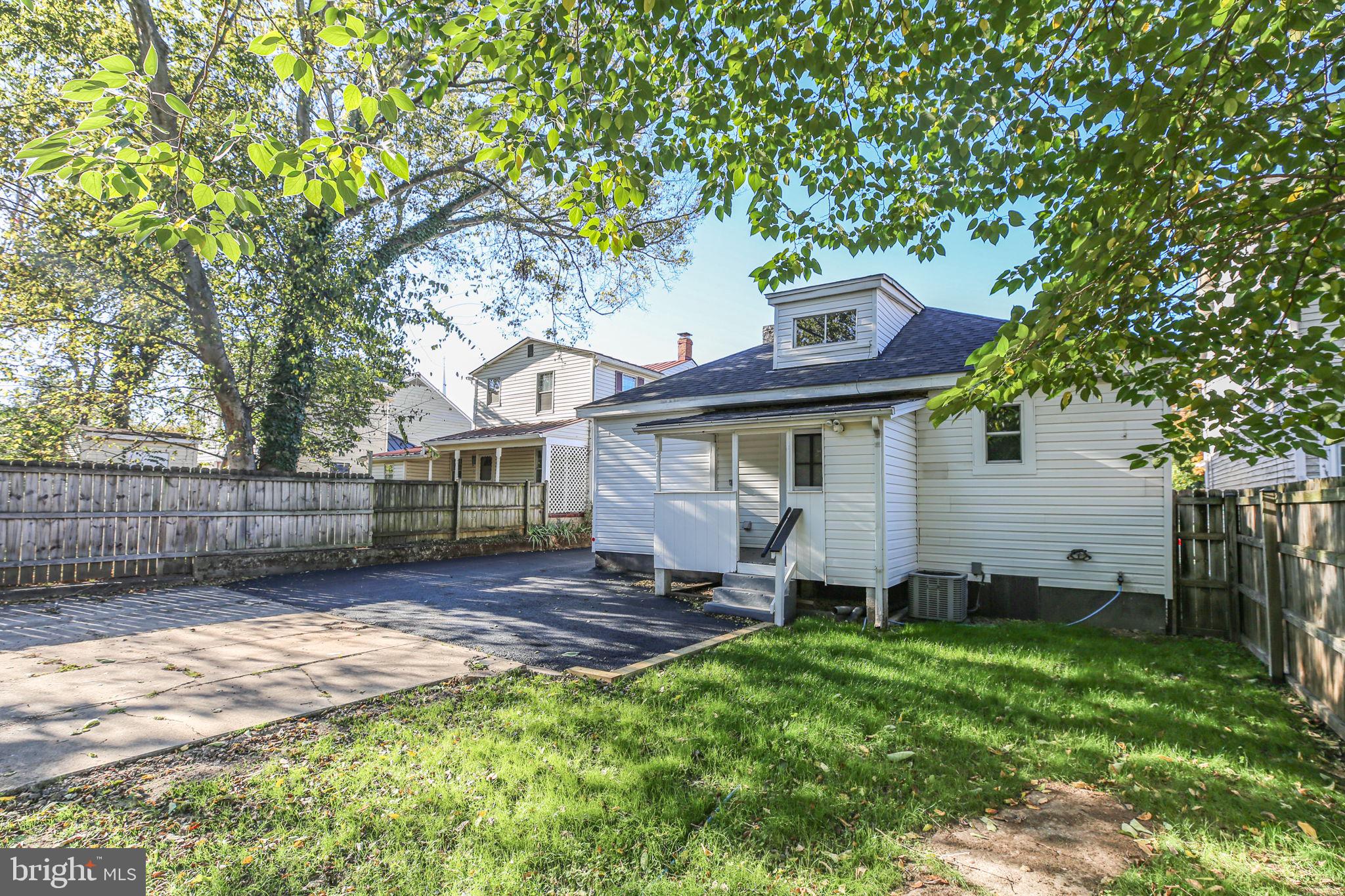 DARBYTOWN - Commercial Sale