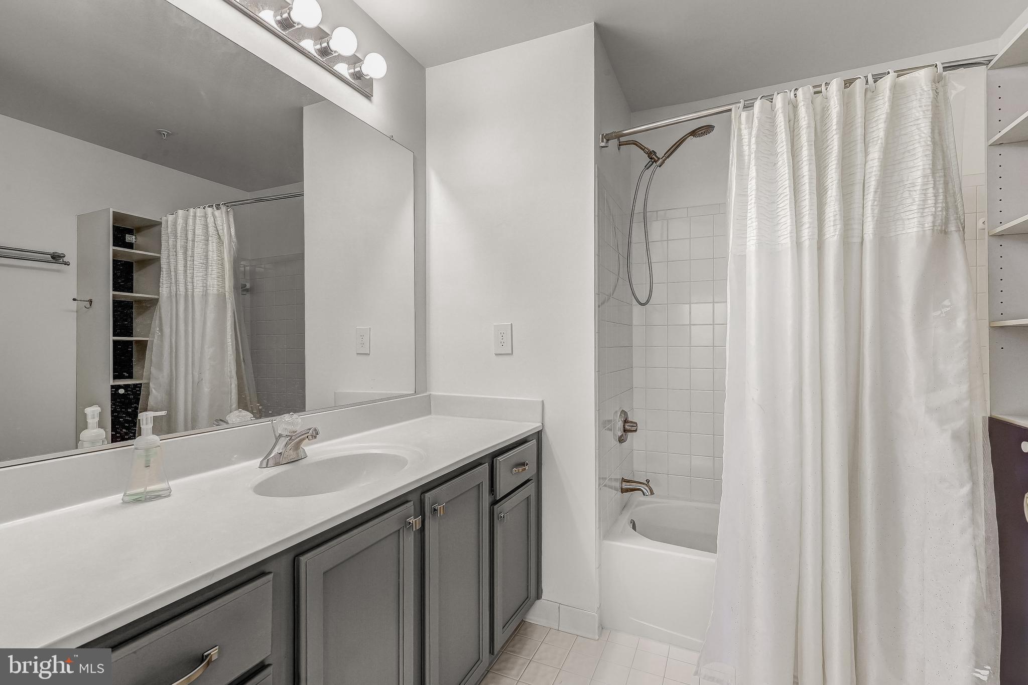 GATEWAY COMMERCE CENTER - Residential Lease