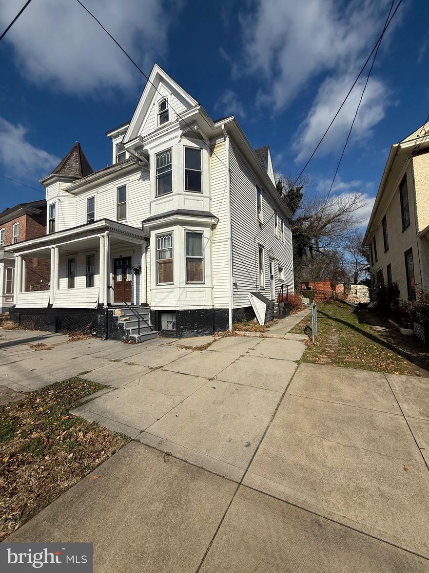 Welcome home to this beautifully updated 2-bedroom, 1-bath rental in the heart of Martinsburg. Recently refreshed with new flooring and fresh paint, this home offers a charming and inviting space for you to relax and enjoy.
Step inside to find a spacious living area, a separate dining room perfect for family meals or entertaining, and a well-equipped kitchen. The outdoor patio off the kitchen area provides the perfect spot for morning coffee or unwinding after a long day.
Conveniently located just minutes from War Memorial Park, you'll have easy access to outdoor recreation. Enjoy the nearby restaurants, grocery stores, shopping, and the MARC train station for easy commuting.