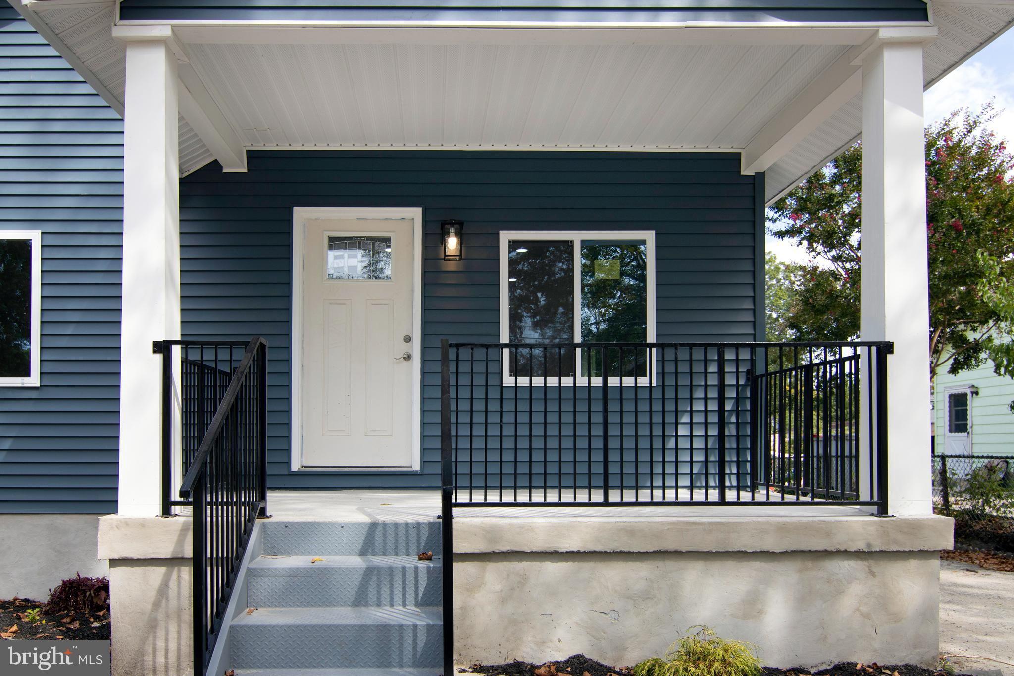 218 W MONTROSE STREET