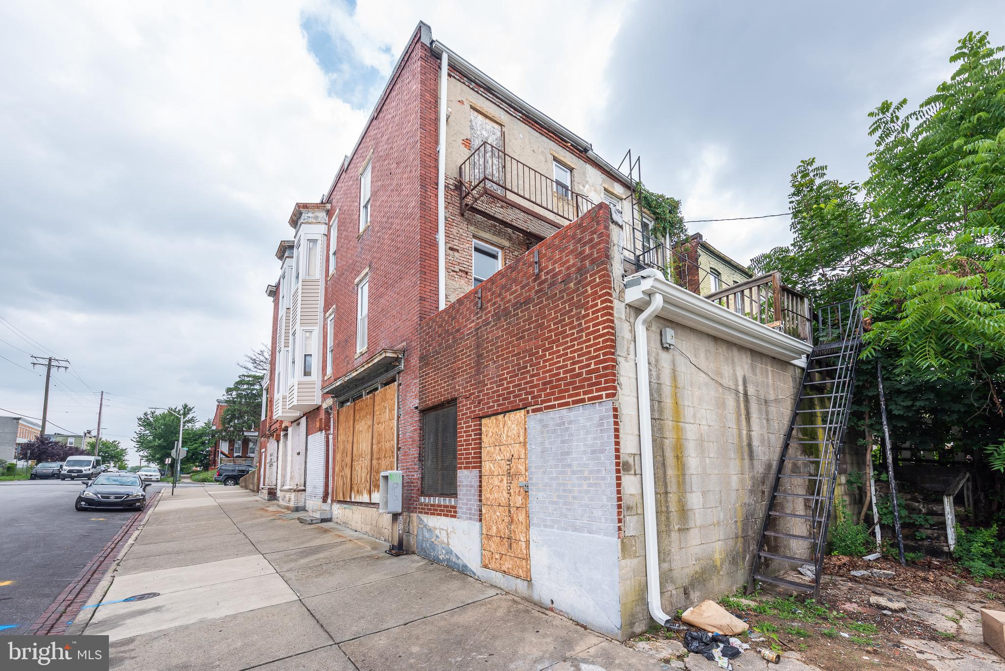 Main image without alt text