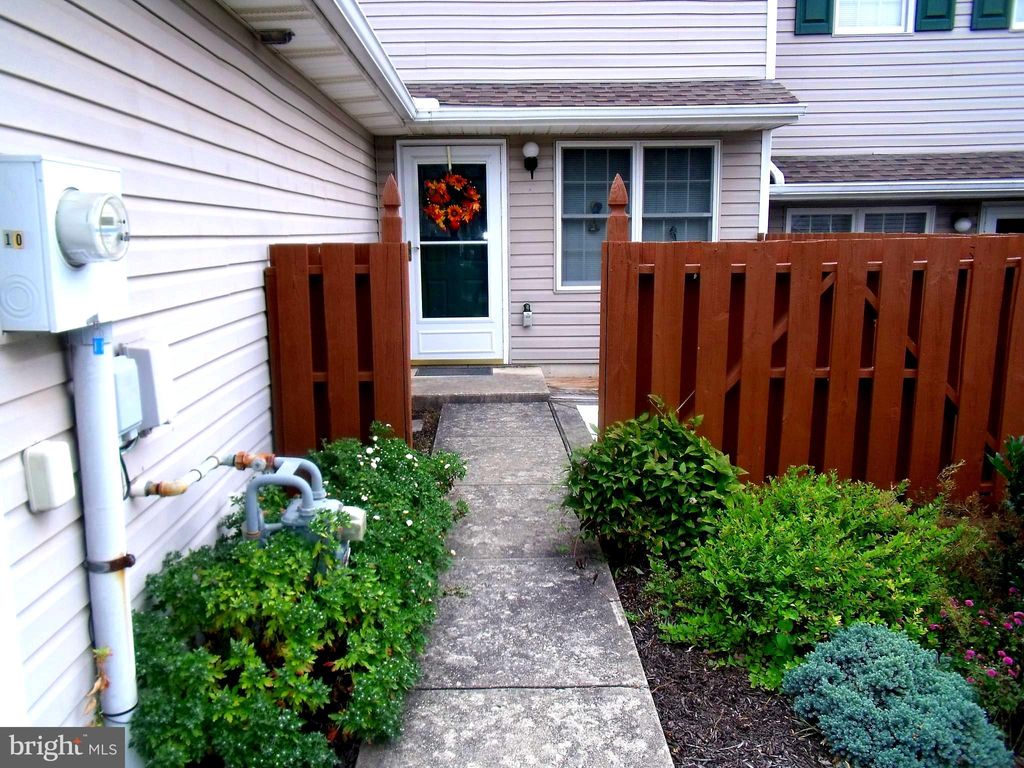 Photo of 104 Spruce Court, YORK, PA 17408 (MLS # PAYK2090290)