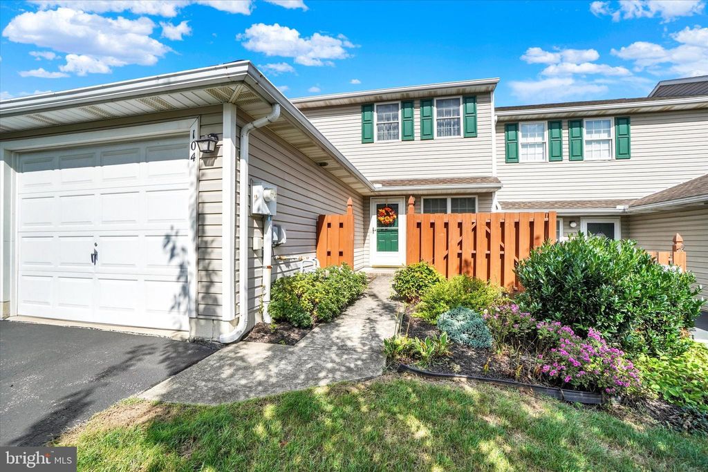 Photo of 104 Spruce Court, YORK, PA 17408 (MLS # PAYK2090290)