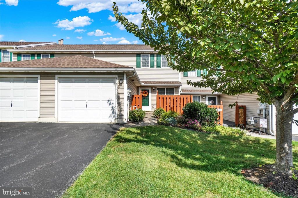 Photo of 104 Spruce Court, YORK, PA 17408 (MLS # PAYK2090290)