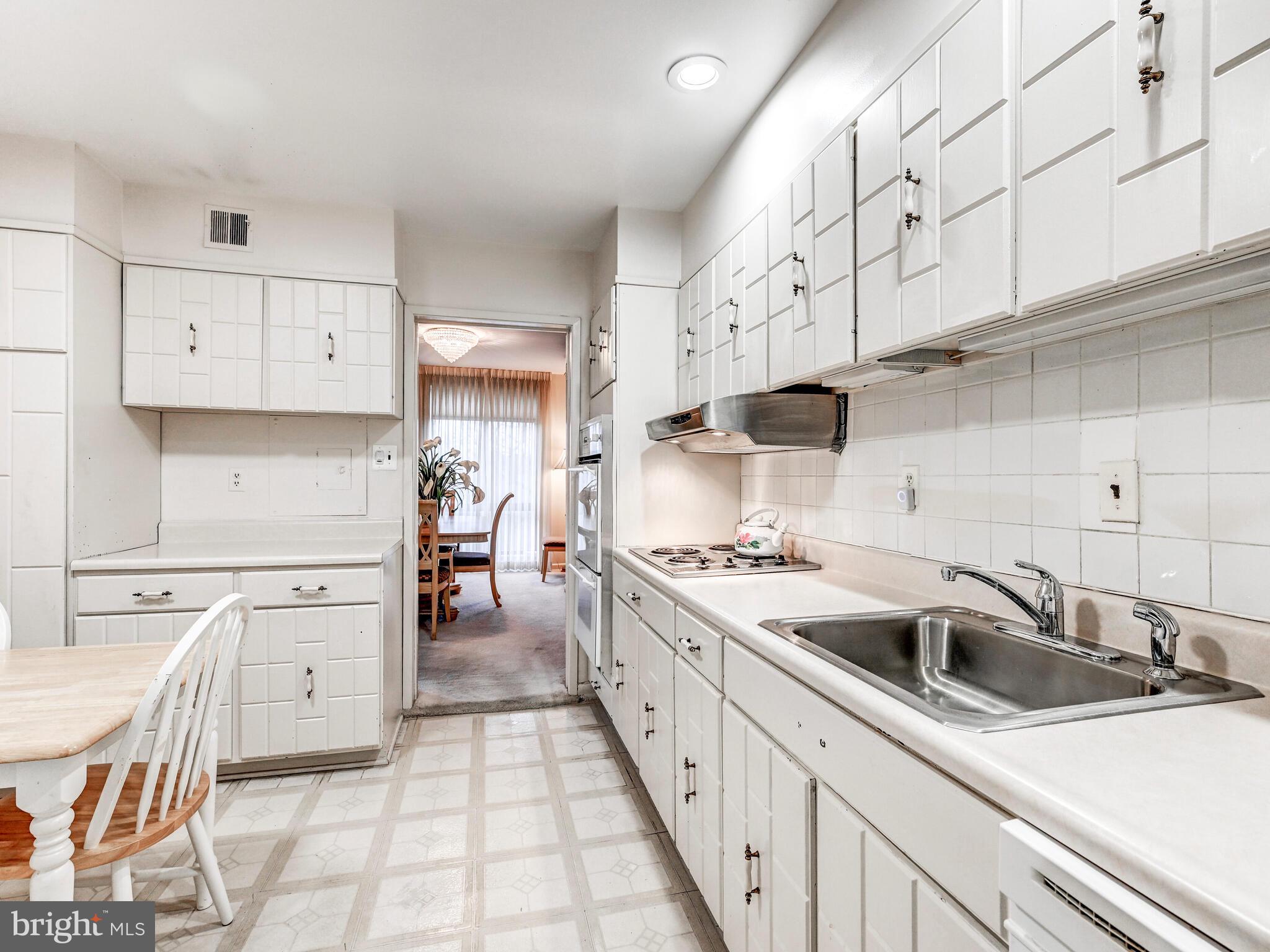 SUBURBAN OAKS - Residential