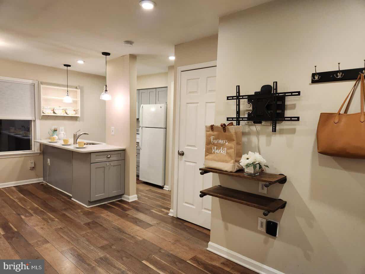 EDGEWATER - Residential Lease