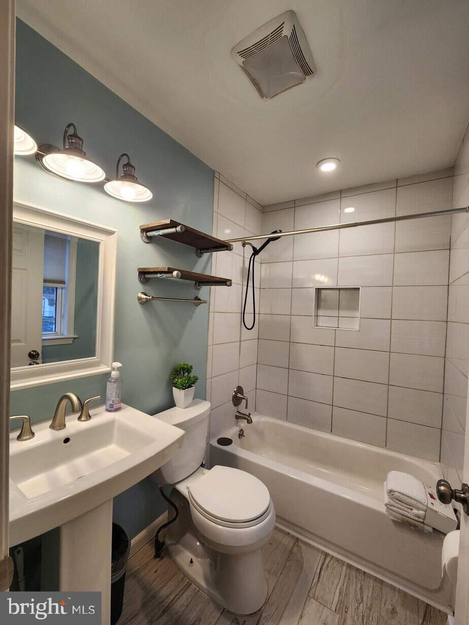 EDGEWATER - Residential Lease