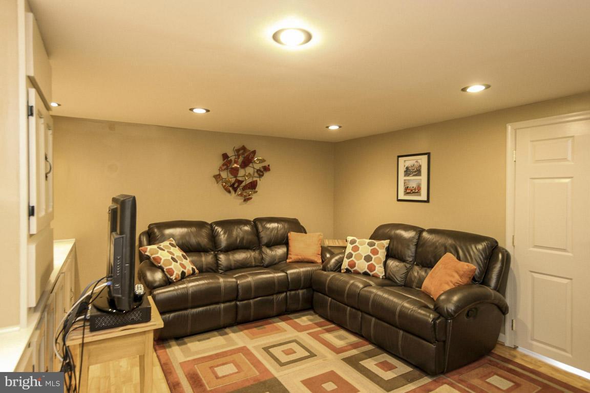 CHARLESMONT - Residential Lease