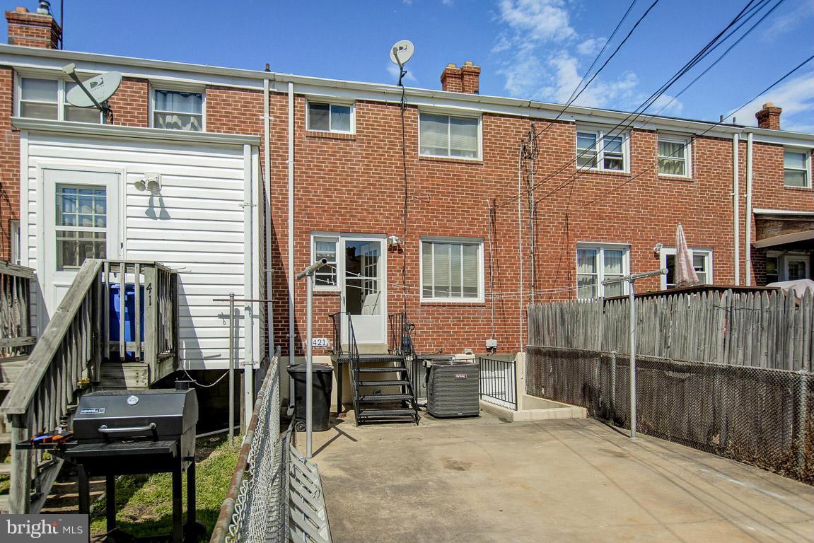 CHARLESMONT - Residential Lease