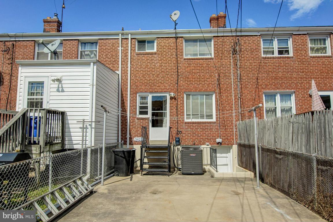 CHARLESMONT - Residential Lease