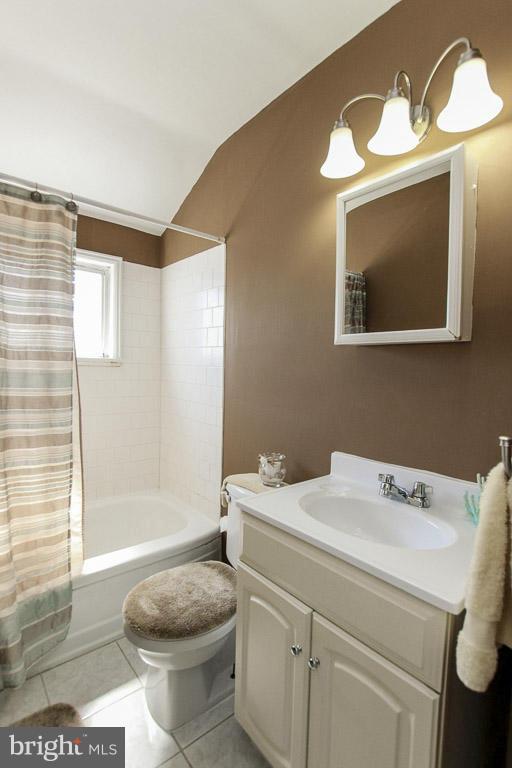 CHARLESMONT - Residential Lease